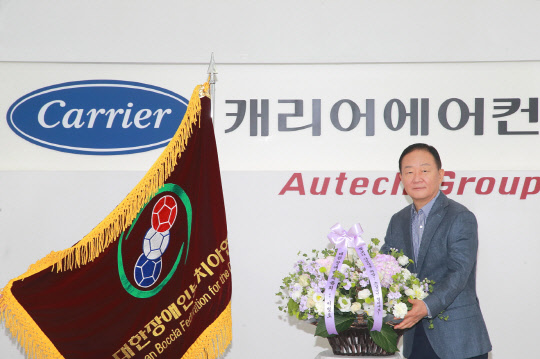 강성희 오텍그룹 회장이 1일 '플라워 버킷 챌린지' 캠페인에 참여하며 기념사진을 찍고 있다. 대한장애인보치아연맹 회장을 맡고 있는 강 회장은 이명호 대한장애인체육회 회장의 추천을 받았다. <오텍그룹 제공>